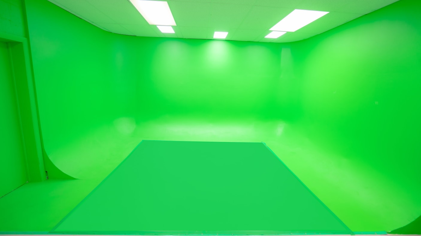 Những hình ảnh với phông Green Screen Cyclorama sẽ mang đến cho bạn cảm giác như đang ở trong không gian mênh mông, rộng lớn và tuyệt đẹp. Và đây là cơ hội để thực hiện những ý tưởng độc đáo và chất lượng cao trong lĩnh vực video giới thiệu, quảng cáo và nhiều lĩnh vực khác nữa.