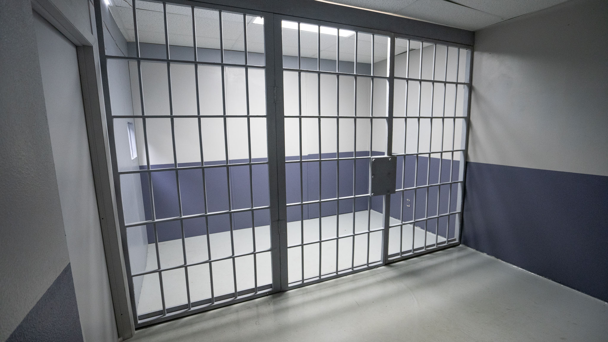 prison-cell-standing-set1